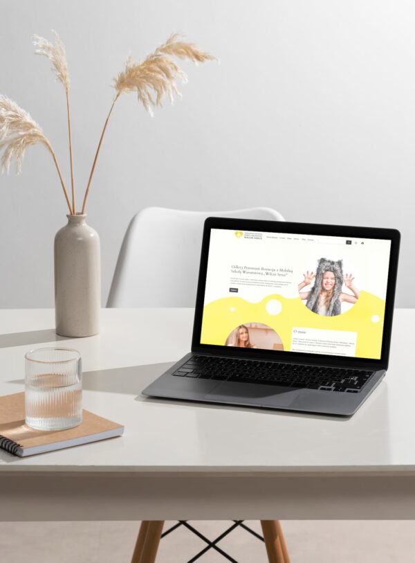 Strona sklepu internetowego wyświetlana na laptopie